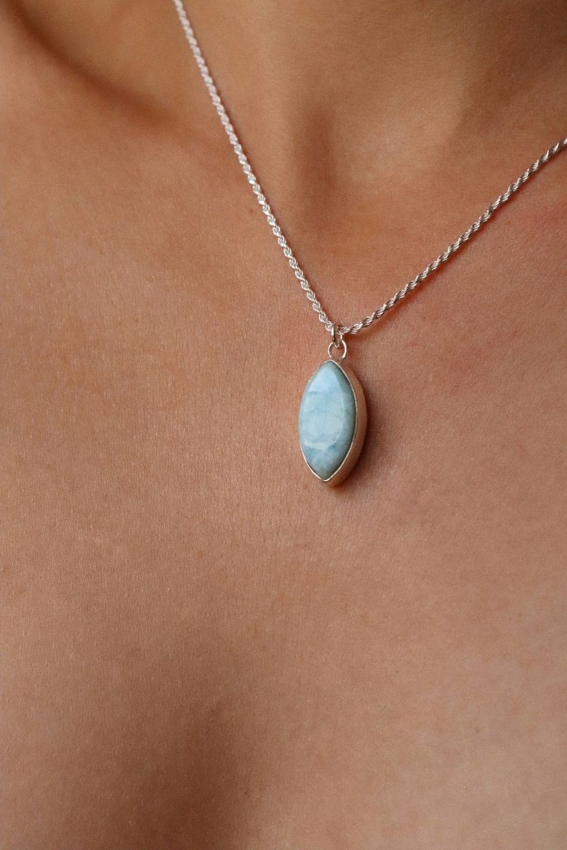 שרשרת חבל עם תליון אבן לרימר בצורת עין ובגווני תכלת מכסף 925