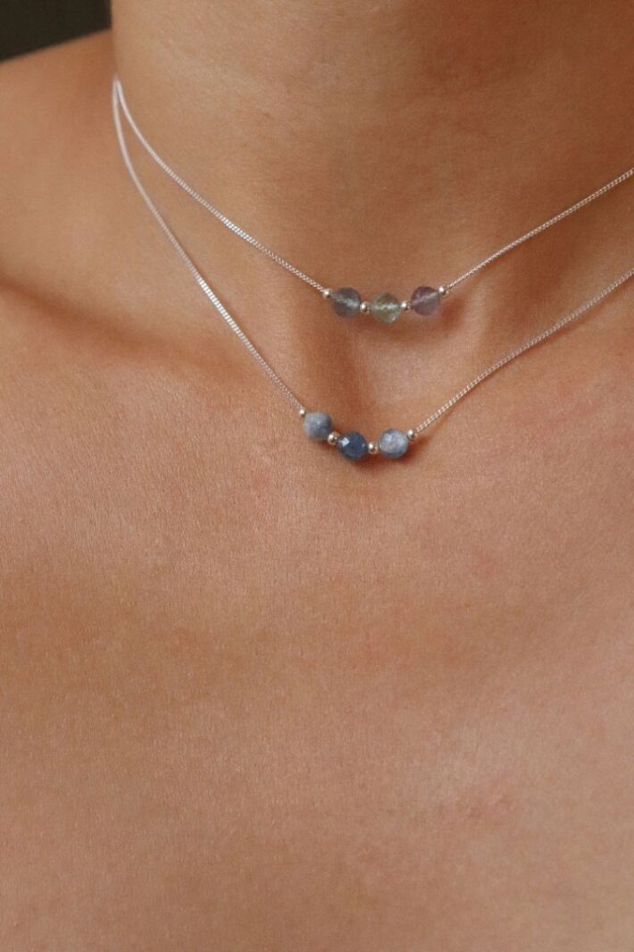 שרשרת עדינה ודקה בשילוב אבני חן טבעיות. מיוצרת מכסף 925 או גולדפילד