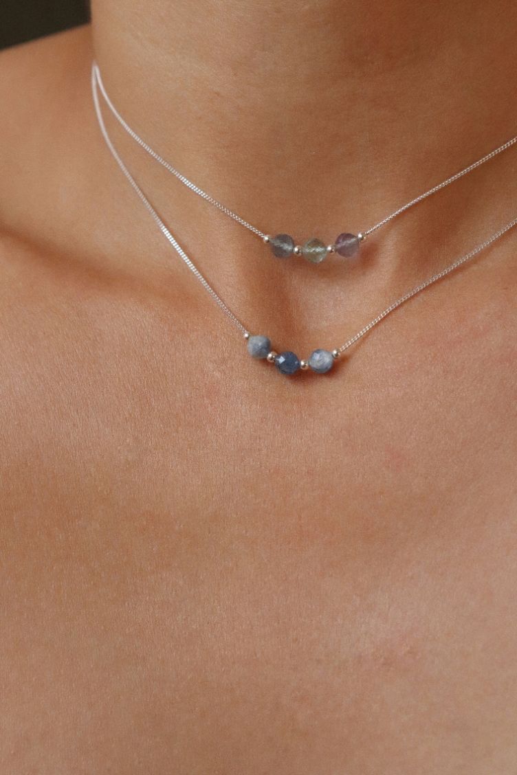 שרשרת עדינה ודקה בשילוב אבני חן טבעיות. מיוצרת מכסף 925 או גולדפילד