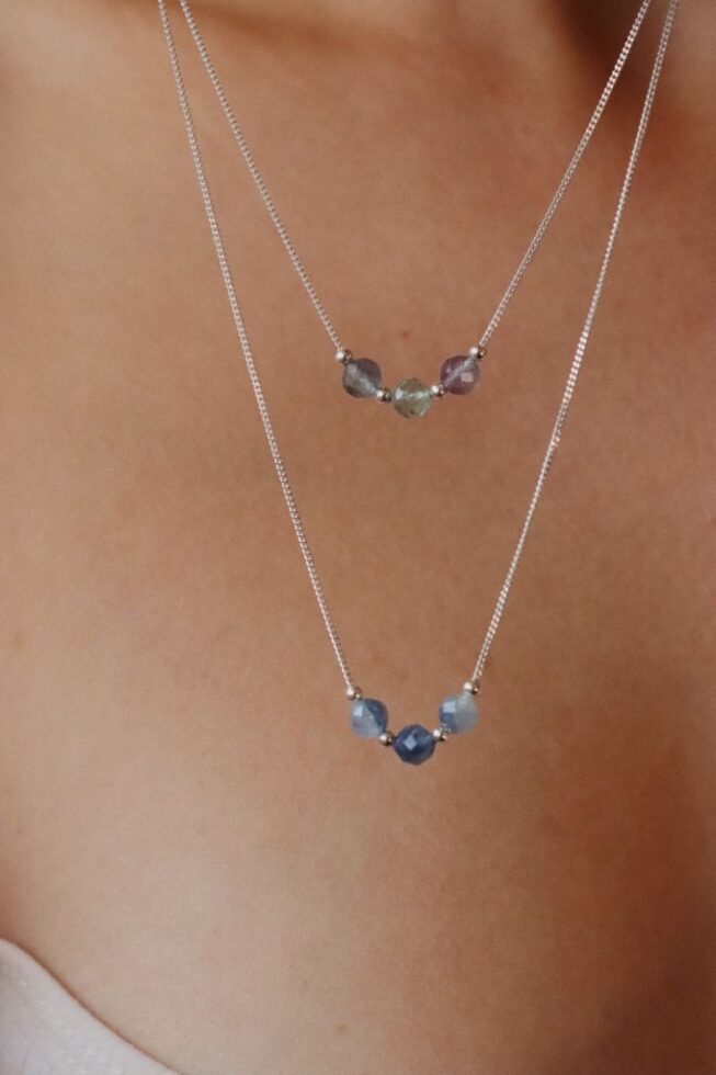 שרשרת עדינה ודקה בשילוב אבני חן טבעיות. מיוצרת מכסף 925 או גולדפילד