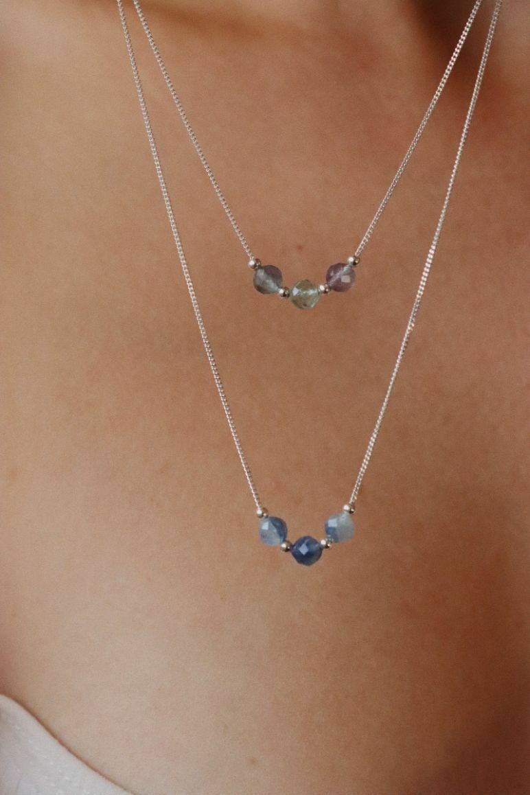 שרשרת עדינה ודקה בשילוב אבני חן טבעיות. מיוצרת מכסף 925 או גולדפילד