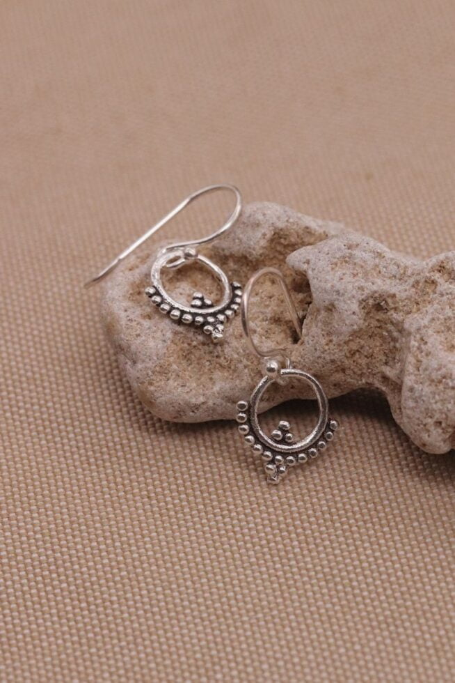 עגילים עדינים קטנים ומעוטרים תלויים על האוזן מכסף 925