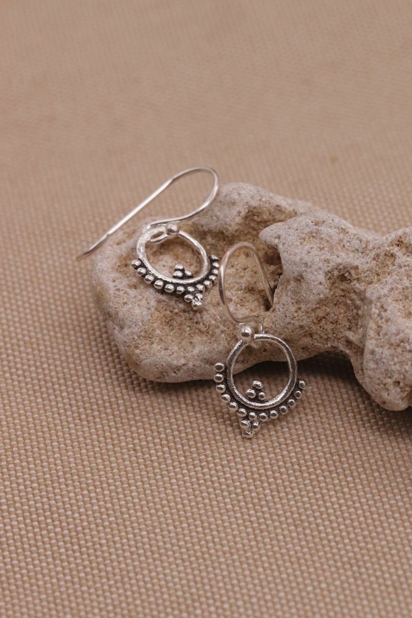 עגילים עדינים קטנים ומעוטרים תלויים על האוזן מכסף 925