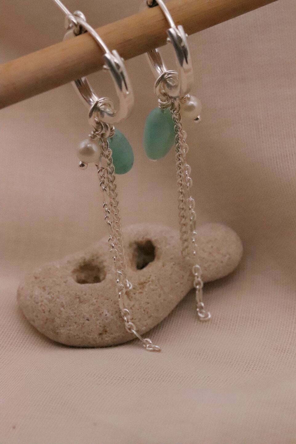 עגילי חישוק עם אבן חן אמזונייט ופנינה מכסף 925