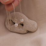 עגילי שרוך שרשרת עדינים עם פנינה לבנה קטנה מכסף 925 או ציפוי זהב