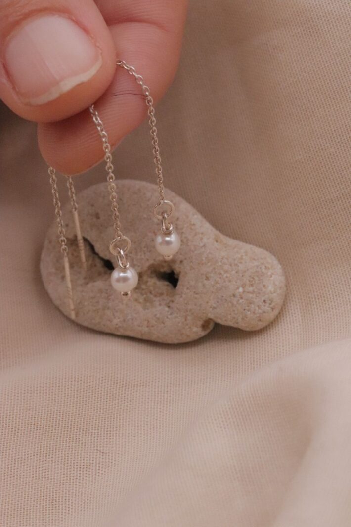 עגילי שרוך שרשרת עדינים עם פנינה לבנה קטנה מכסף 925 או ציפוי זהב