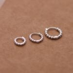 עגילי חישוק כדוריות קטנים מכסף 925. עגילי חישוק מדורגים מכסף אמיתי.jpg