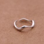 טבעת דקה פתוחה בצורה גלית מכסף אמיתי 925.jpg