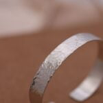 צמיד קשיח יוניסקס רחב בטקסטורה מרוקעת מכסף אמיתי 925.jpg