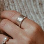 טס עבה מרוקעת מעוטרת בפרופיל כדוריות כסף קטנות