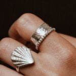 טס עבה מרוקעת מעוטרת בפרופיל כדוריות כסף קטנות