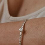 צמיד קשיח מלופף עם פרח פלומריה קטן מכסף אמיתי 925