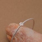 צמיד קשיח מלופף עם פרח פלומריה קטן מכסף אמיתי 925