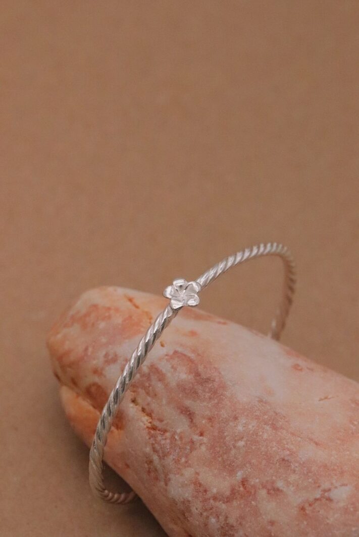 צמיד קשיח מלופף עם פרח פלומריה קטן מכסף אמיתי 925