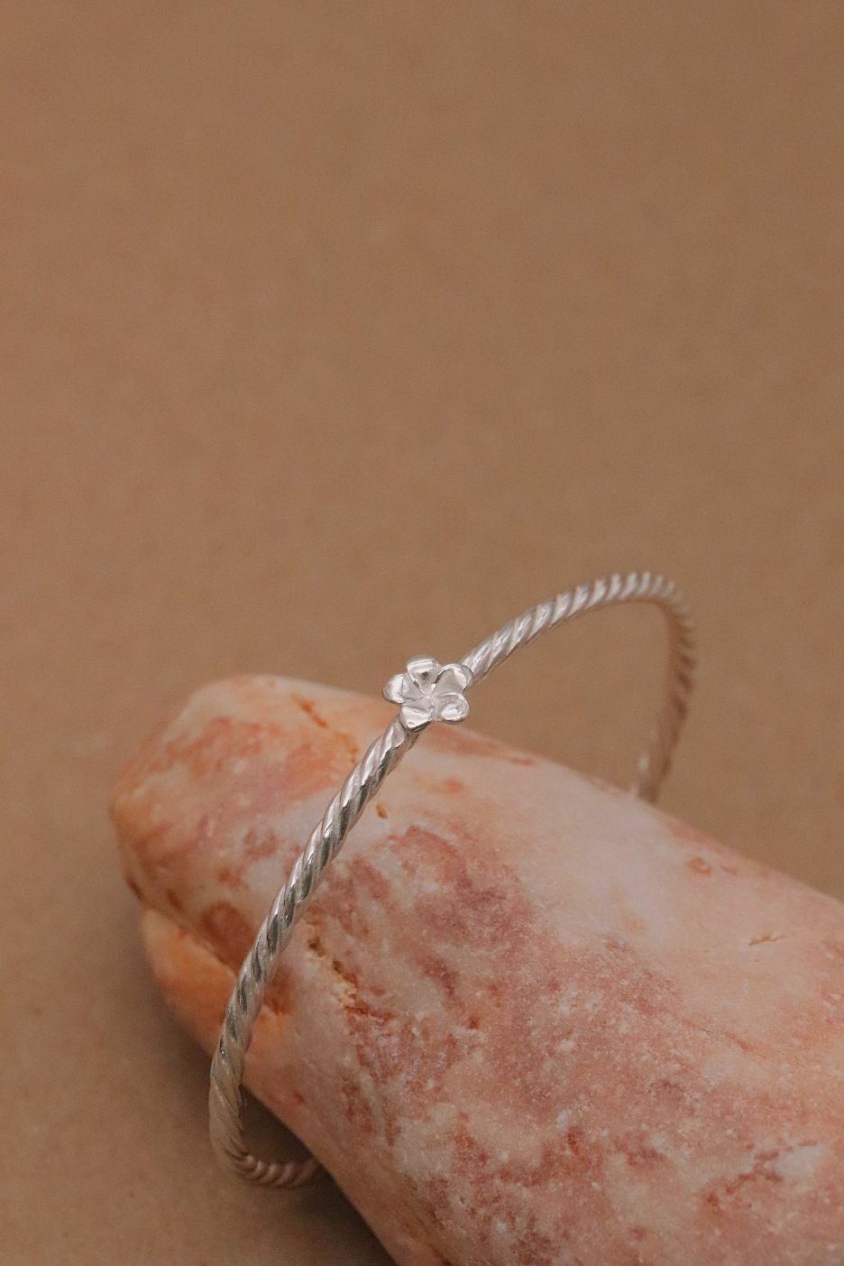 צמיד קשיח מלופף עם פרח פלומריה קטן מכסף אמיתי 925