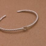 צמיד קשיח מלופף עם פרח פלומריה קטן מכסף אמיתי 925