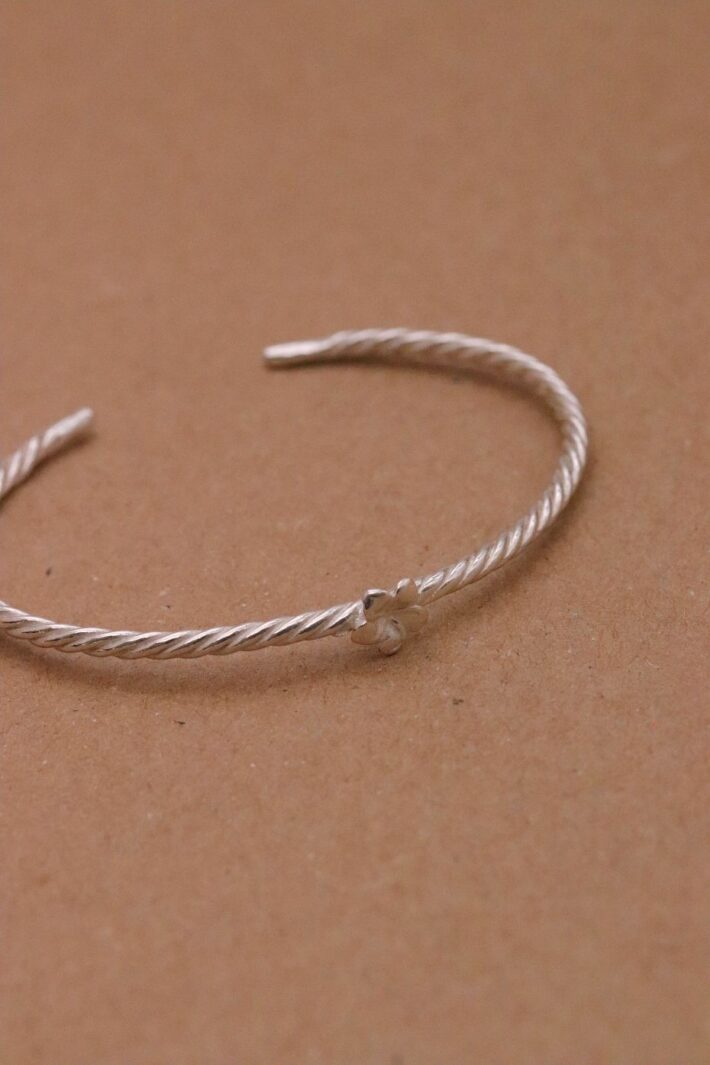 צמיד קשיח מלופף עם פרח פלומריה קטן מכסף אמיתי 925