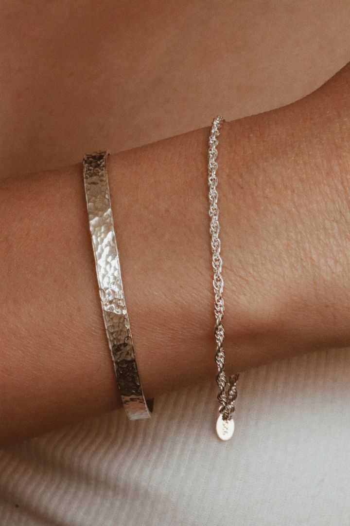 צמיד קשיח יוניסק דק ועם טקסטורה מרוקעת מכסף 925.jpg