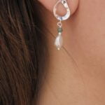 עגילים חלולים בשילוב פנינה לבנה ואבן אמרלד ירוקה מכסף אמיתי 925 או ציפוי זהב.jpg