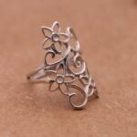 טבעת פרחים מוארכת עם נוכחות מכסף 925.jpg