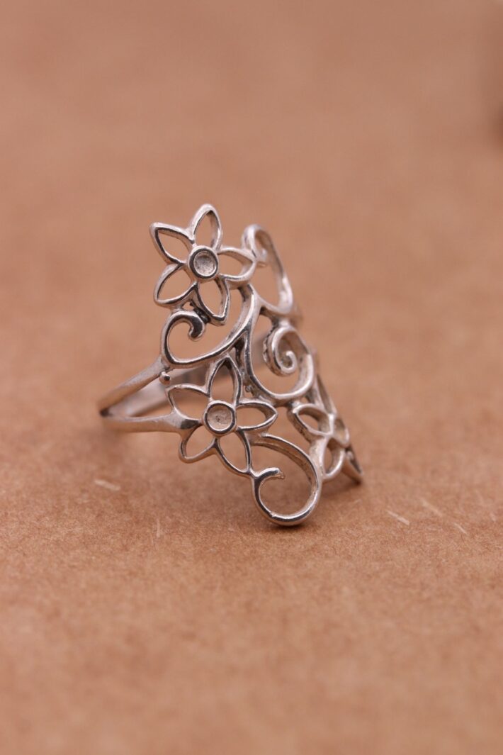 טבעת פרחים מוארכת עם נוכחות מכסף 925.jpg