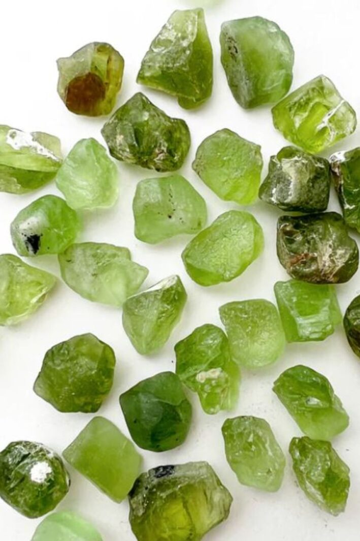 שרשרת כדוריות עדינה בשילוב אבן חן פרידוט ירוקה מכסף 925