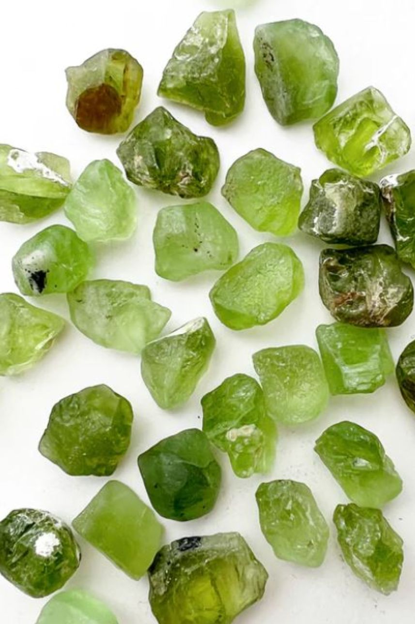 שרשרת כדוריות עדינה בשילוב אבן חן פרידוט ירוקה מכסף 925