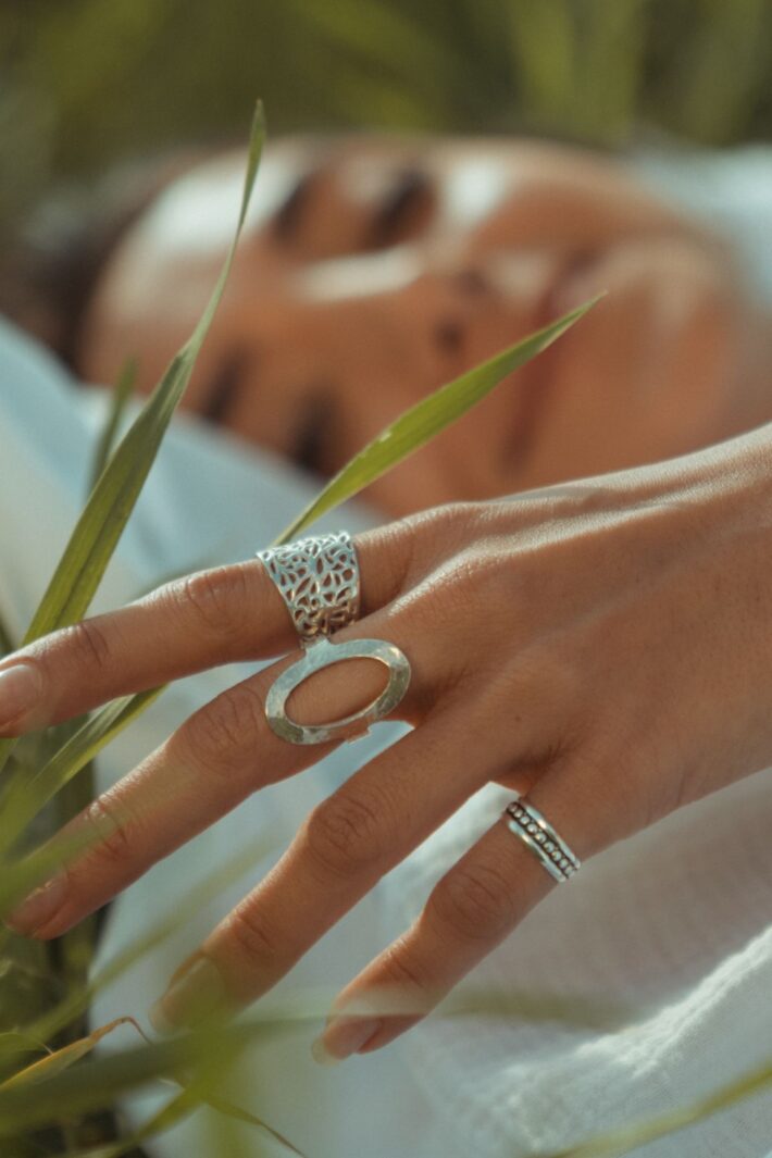 טבעת אליפסה מרוקעת מכסף 925