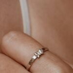 טבעת דקה ועדינה מרוקעת עם פרפר קטן מכסף טהור 925 2.jpg