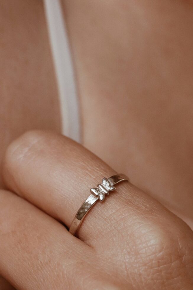 טבעת דקה ועדינה מרוקעת עם פרפר קטן מכסף טהור 925 2.jpg