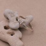 טבעת דקה ועדינה מרוקעת עם פרפר קטן מכסף טהור 925 2.jpg