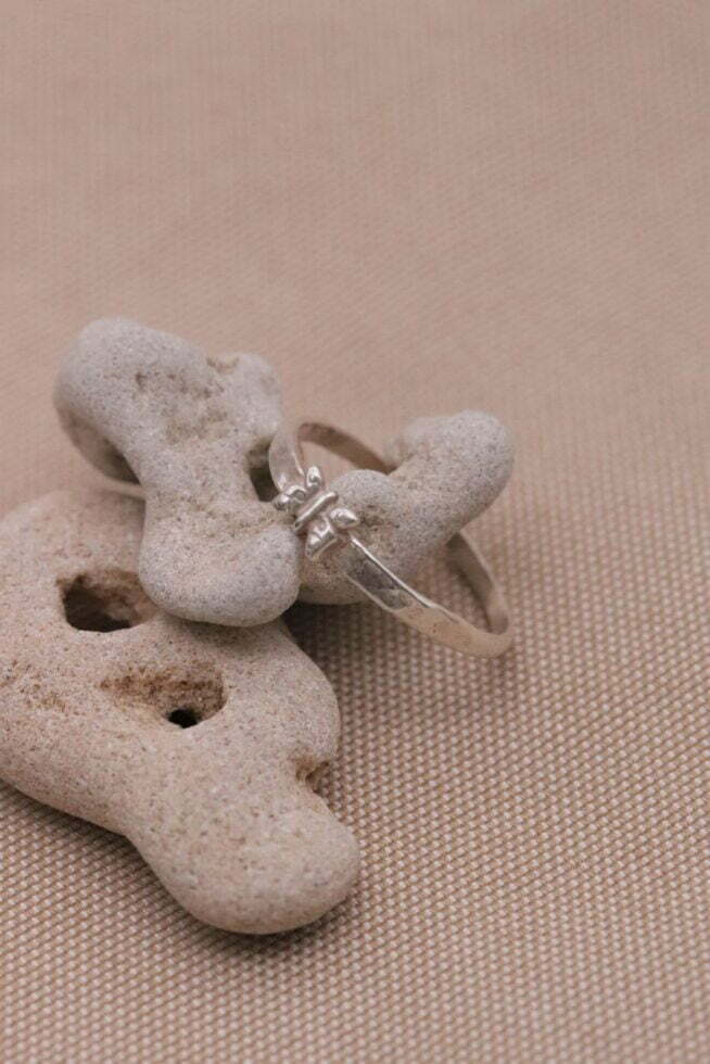 טבעת דקה ועדינה מרוקעת עם פרפר קטן מכסף טהור 925 2.jpg