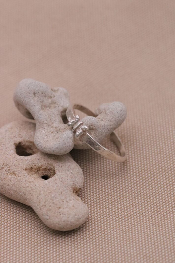 טבעת דקה ועדינה מרוקעת עם פרפר קטן מכסף טהור 925 2.jpg