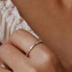 טבעת דקה מעוגלת בטקסטורה מרוקעת מכסף 925 או ציפוי זהב