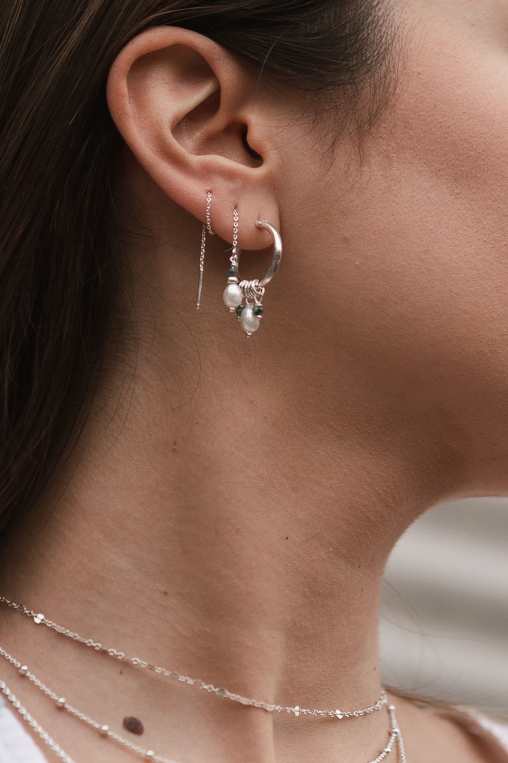 סט עגילים לאישה בשילוב אבני חן אמרלד ירוקות ופנינים לבנות מכסף אמיתי או ציפוי זהב (1)