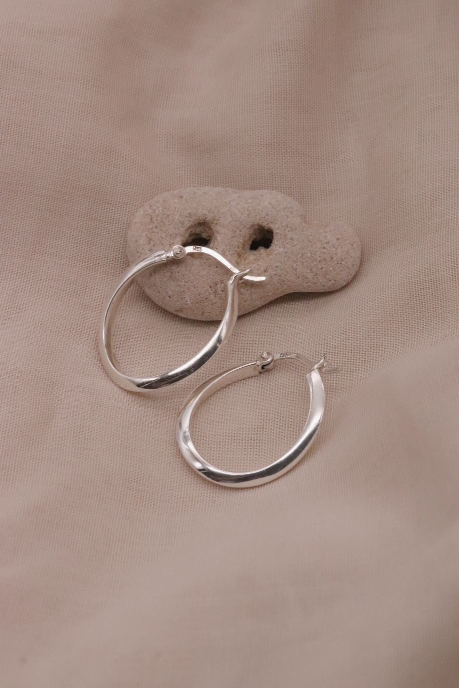 עגילי חישוק מיוחדים בצורה גלית מכסף 925