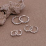 עגילי חישוק כדוריות קטנים מכסף 925. עגילי חישוק מדורגים מכסף אמיתי.jpg