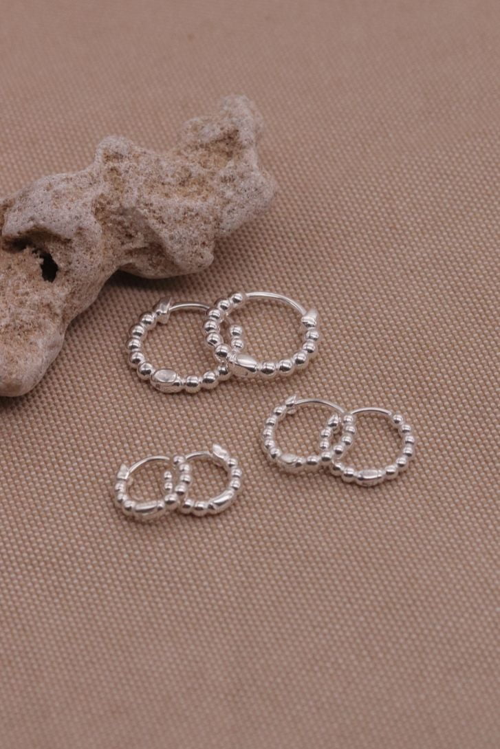 עגילי חישוק כדוריות קטנים מכסף 925. עגילי חישוק מדורגים מכסף אמיתי.jpg