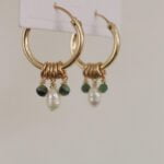 עגילי חישוק מגולדפילד עם פנינים ואמרלד ירוקות