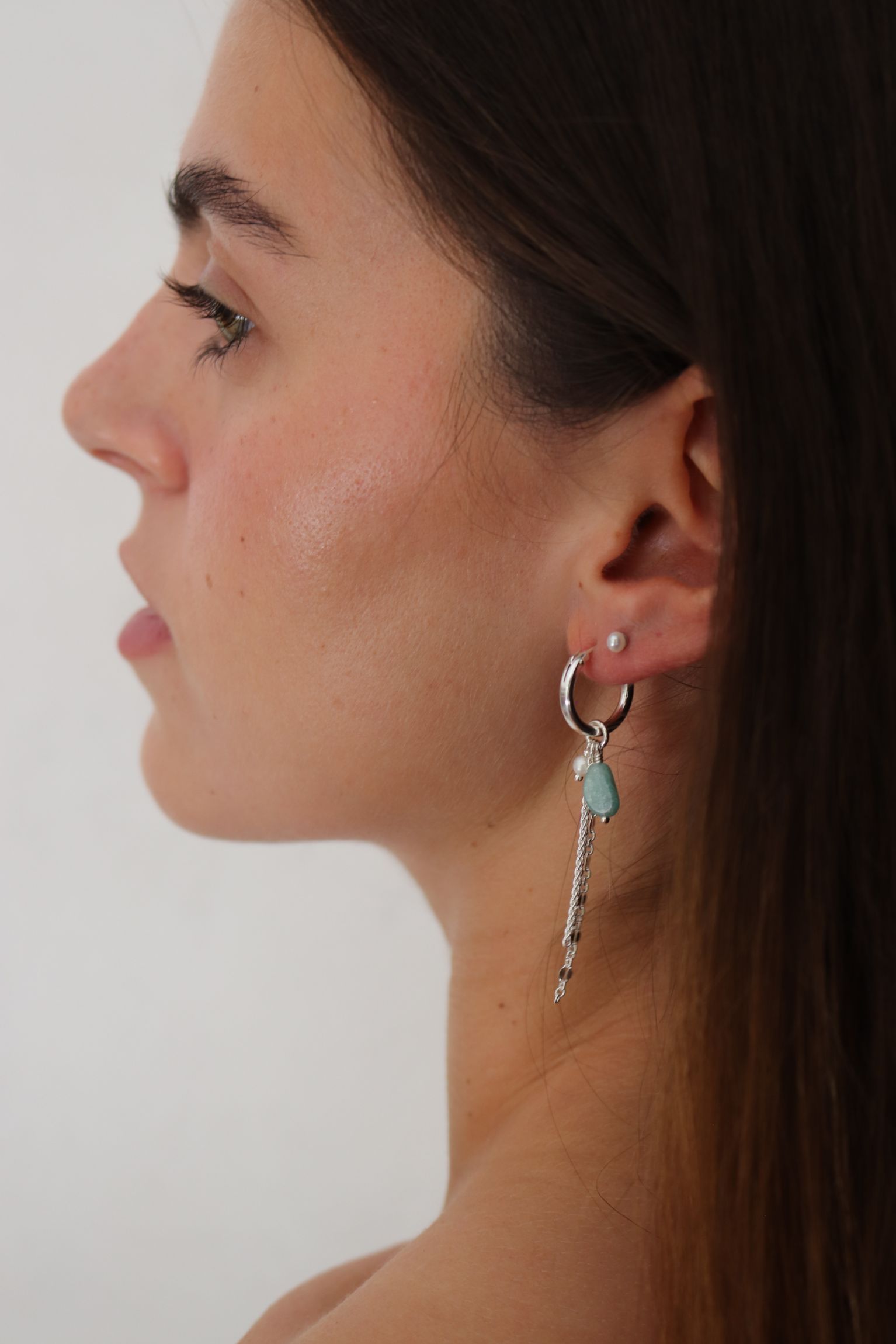 עגילי חישוק עם אבן חן אמזונייט ופנינה מכסף 925