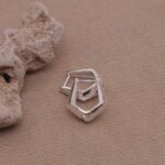 עגילי חישוק קטנים בצורה גיאומטרית מכסף אמיתי 925.jpg