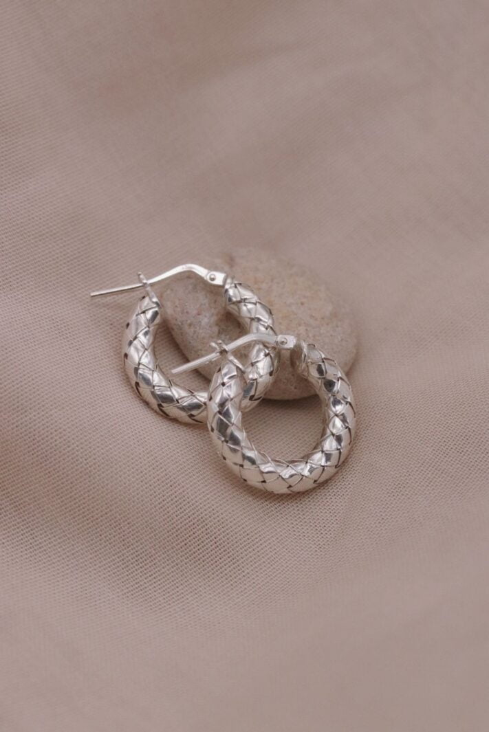 עגילי חישוק קטנים ועבים בטקסטורה קלועה מכסף 925