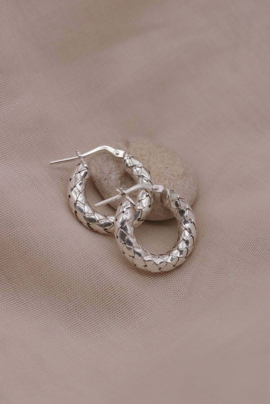 עגילי חישוק קטנים ועבים בטקסטורה קלועה מכסף 925