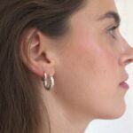 עגילי חישוק קטנים ועבים בטקסטורה קלועה מכסף 925