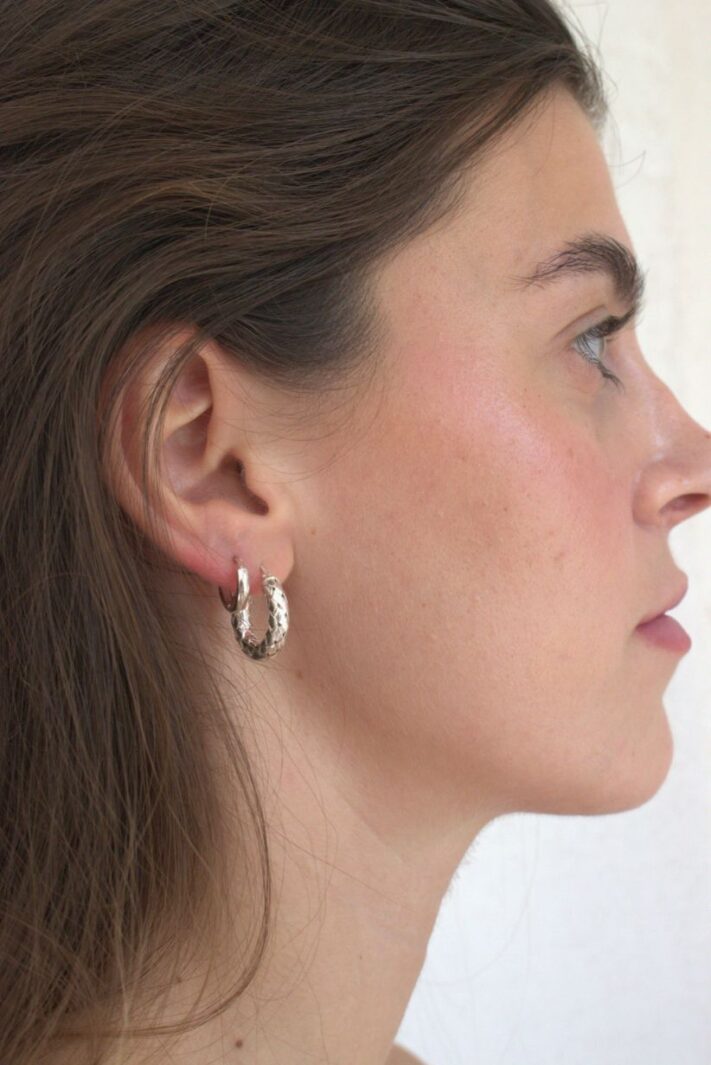 עגילי חישוק קטנים ועבים בטקסטורה קלועה מכסף 925