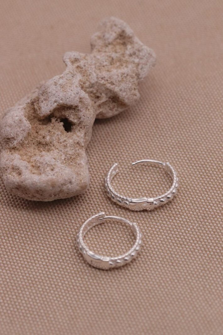 עגילי חישוק קטנים מעוטרים מכסף 925 (1)