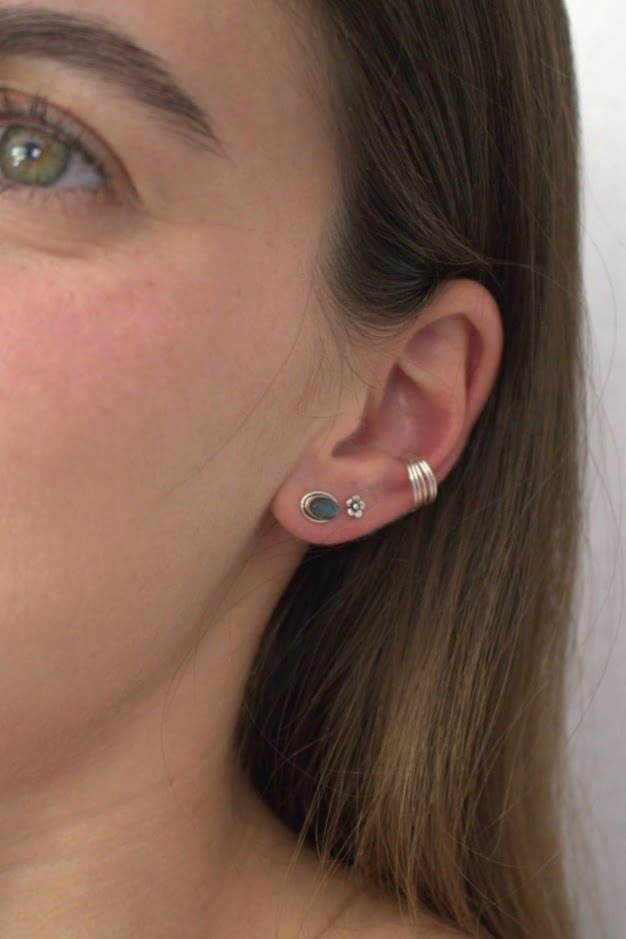 עגילי פרח קטנים צמודים לאוזן מכסף 925