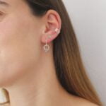 עגילים עדינים קטנים ומעוטרים תלויים על האוזן מכסף 925