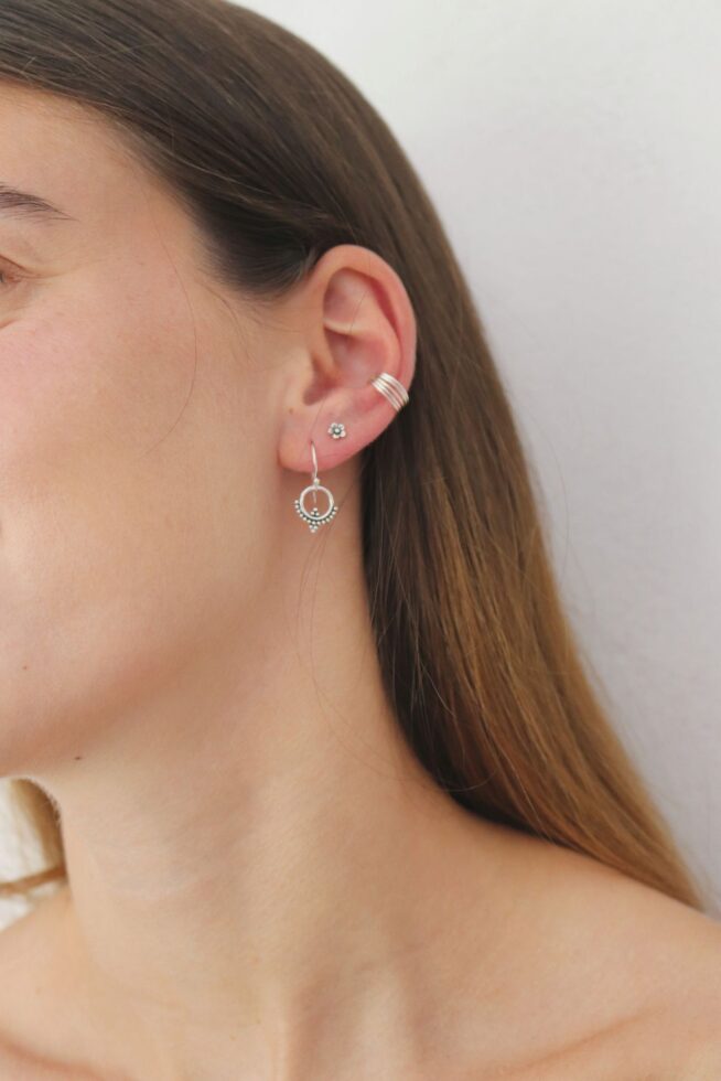 עגילים עדינים קטנים ומעוטרים תלויים על האוזן מכסף 925