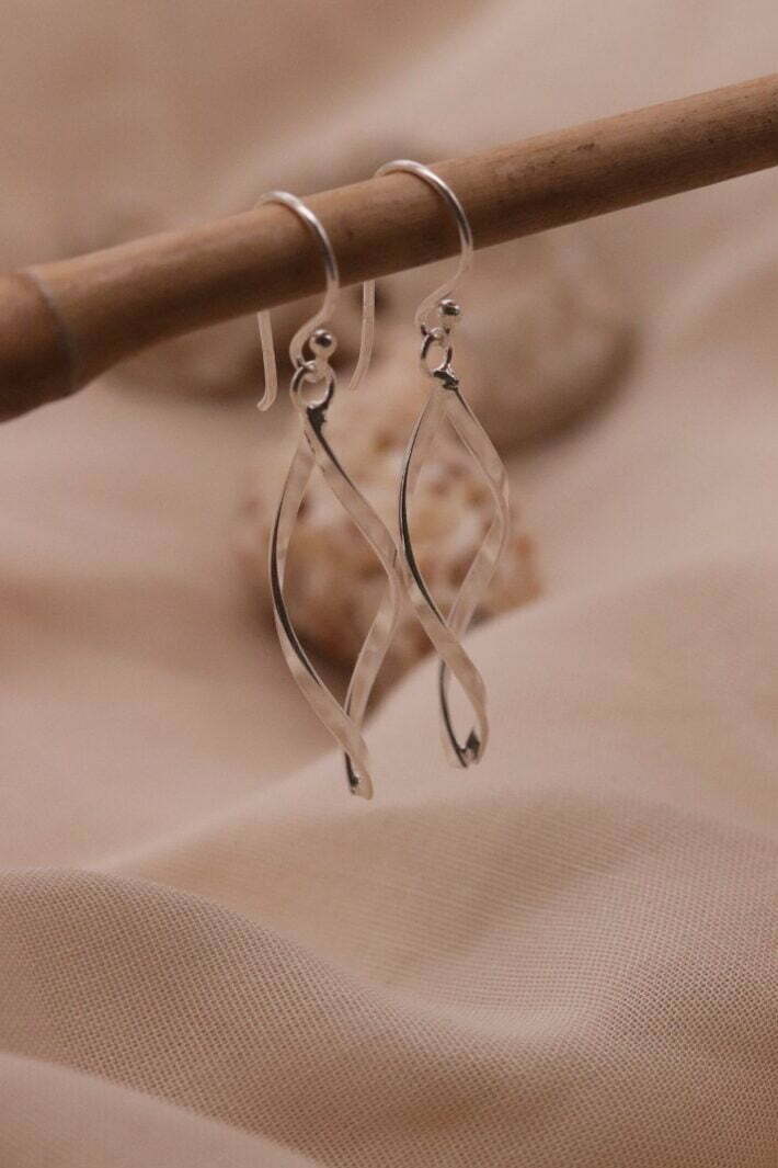 עגילים תלויים מפותלים וחלולים מכסף 925